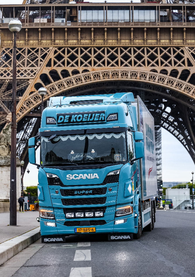Kotra Truck voor de Eifeltoren