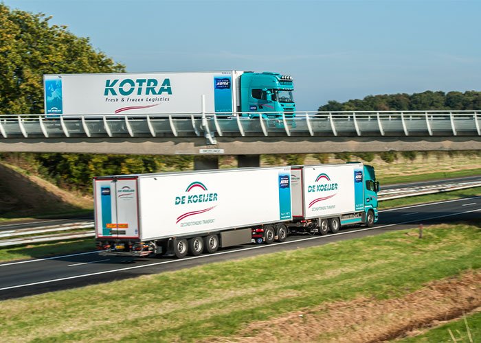 Kotra trailers over de snelweg